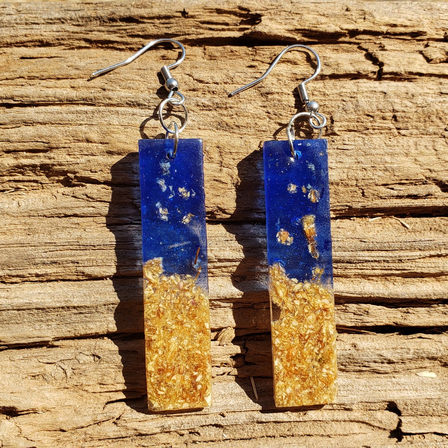 Pair of earrings with blue and gold dried flowers