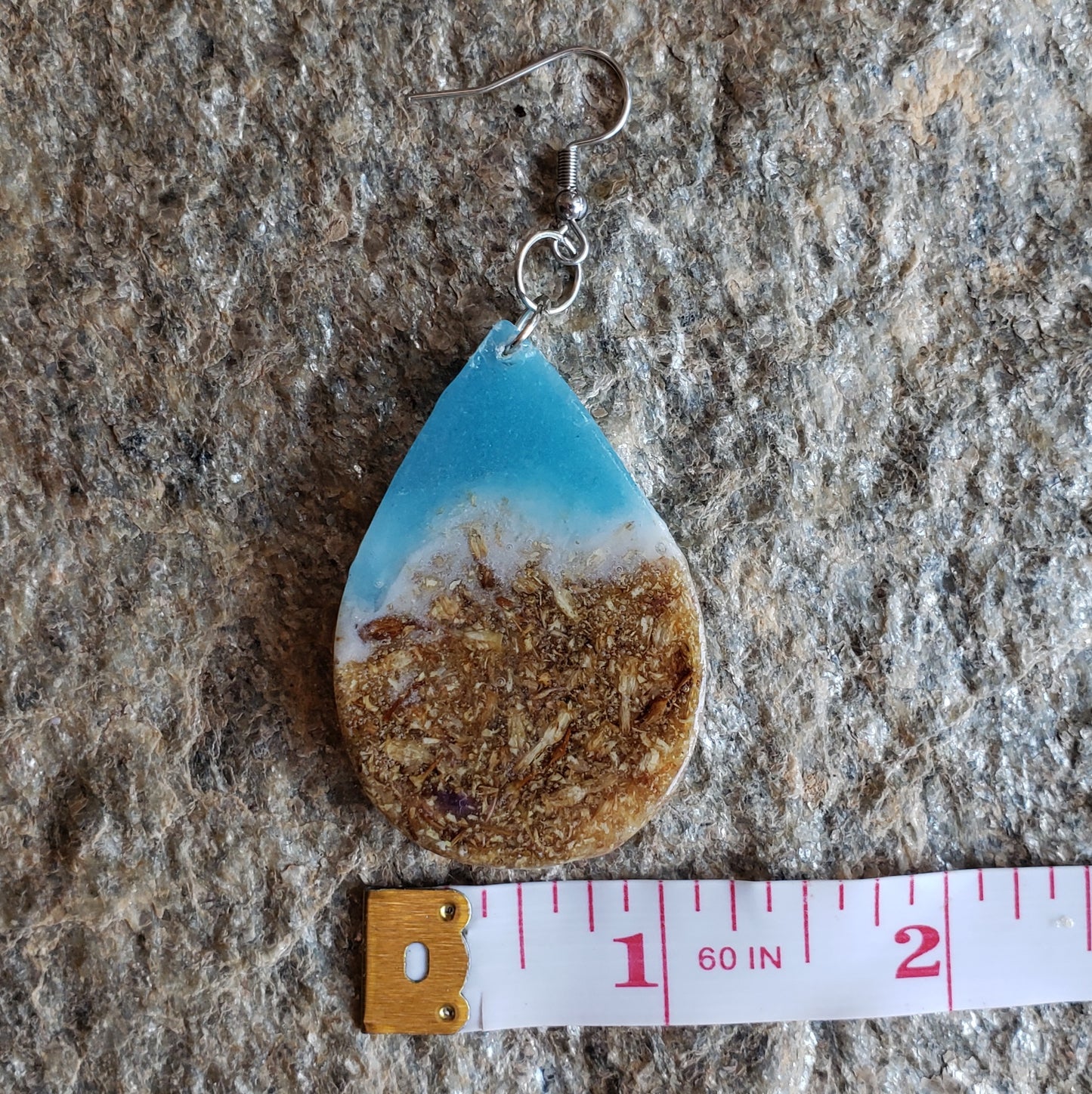 Teardrop-shaped earring with dried flower natural design